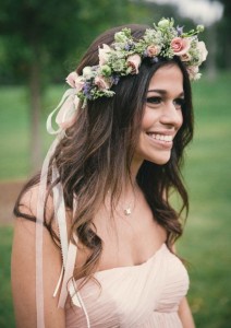 couronne-fleurs-cheveux-roses-accents-verts-ruban-rose-pudré