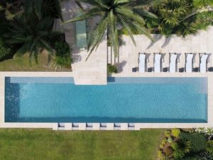 Quand le béton décoratif extérieur s’invite au bord de votre piscine