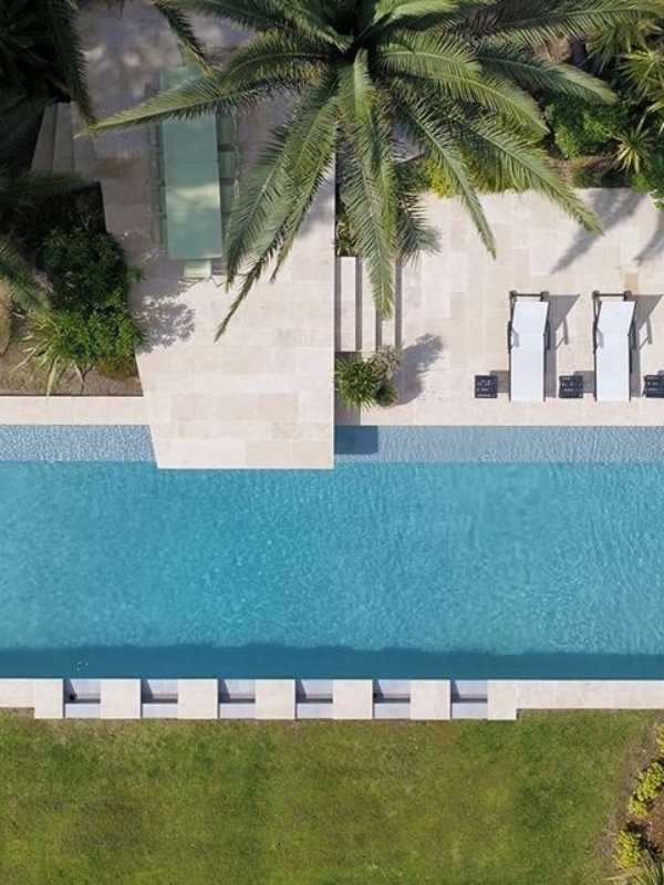 Quand le béton décoratif extérieur s’invite au bord de votre piscine